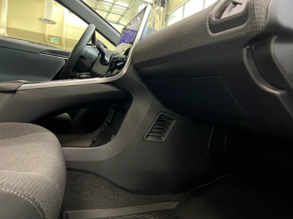 2023 toyota bz4x le fwd white 12